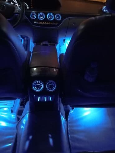 turbo az c class: Ağ rəngdə olan Mercedes-Maybach sedanı. Avtomobil rahat və dəbdəbəli — 8