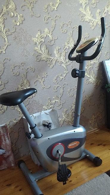 Trenajorlar: Body Sculpture firmasının gümüşü rəngdə olan velotrenajoru. Məşq — 1