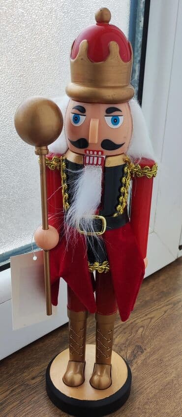 Taxta Qozqıran fiquru – kral temalı dekor - Material: ağac, parçadan