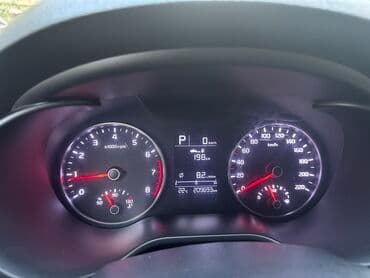 mersedes c 230: Kia Rio: 1.6 l | 2018 il Sedan — 3