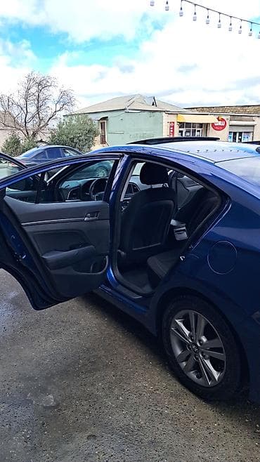 on lip: Hyundai Elantra: 2 l | 2016 il Sedan — 7