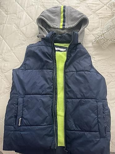 2023 şalvar modelleri: Uşaq üçün qolsuz gödəkçə və kapüşonlu svitşot dəsti - Marka: OVS — 1