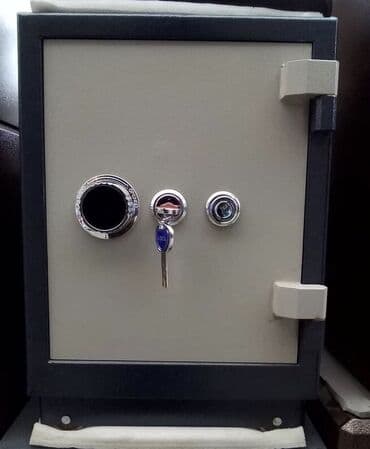 pul yigmaq ucun qutu: Ağir yanmsyan seyf iki açarilə işləyir — 1