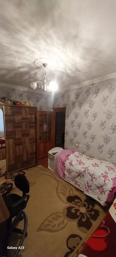 Kirayə evlər: Satılır: həyət evi - Geniş, hasarlı həyət: dəmir darvaza, betonlanmış — 15