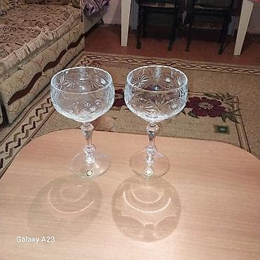 halı: Klassik naxışlı şüşə dəst Tərkib: - 2 ədəd ayaqlı desert/qədəh qabı – — 1