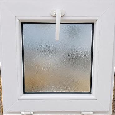 parket topdan satis: Ağ rəngli PVC pəncərə çərçivəsi, mat/şaxtalı teksturalı şüşə ilə. - — 1