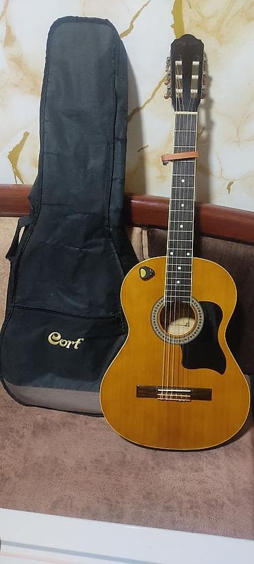 Elektro‑klassik gitara + çanta - Brend/model: başlıqda “MEGA” loqosu