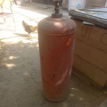 reduktor qaz: Qaz balonu – metal korpuslu, klassik qırmızı rəngdə. Üst hissədə — 2