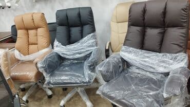 кресло для компьютера: Новый, С колесиками, Рукояти не регулируются, Кожа — 1