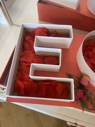 подарок любимому на 14 февраля: Qırmızı ləçəklərlə dolu ürək formalı və E hərf formalı qutu. Qutu — 3