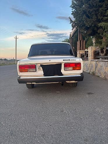 lada vesda: VAZ 2107 sedan – ağ rəng, klassik gövdə dizaynı. ela vezyetdedi hec — 10