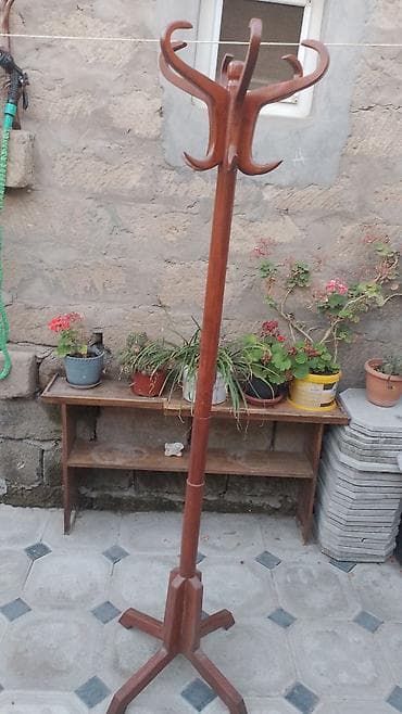Digər mebel: Temiz taxtadan asilqan.Yaxwi vezoyyetdedi.30 manat — 1
