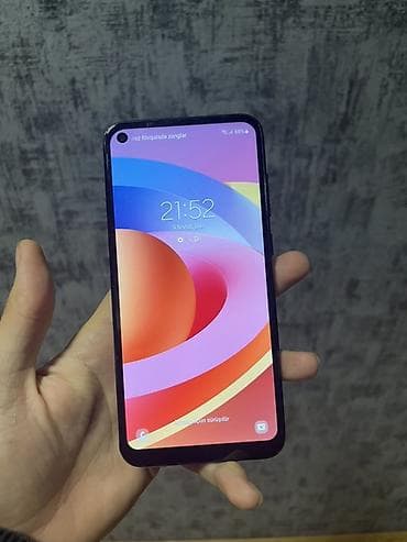 Smartfon – tam ekranlı ön hissə, solda “punch-hole” ön kamera. Arxa