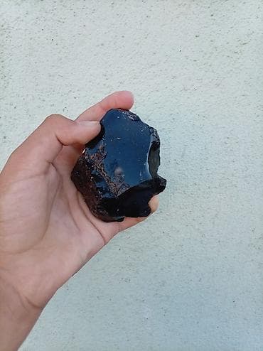 toy dekoru: 51 ədəd Tünd qara rəngli obsidian . Xüsusiyyətlər: - Rəng: dərin qara — 5