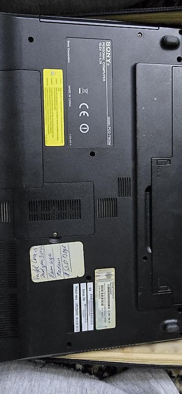 duyu aparatı: Sony VAIO noutbuk - Model: Sony VAIO (qara korpus, sağ tərəfdə tam — 4