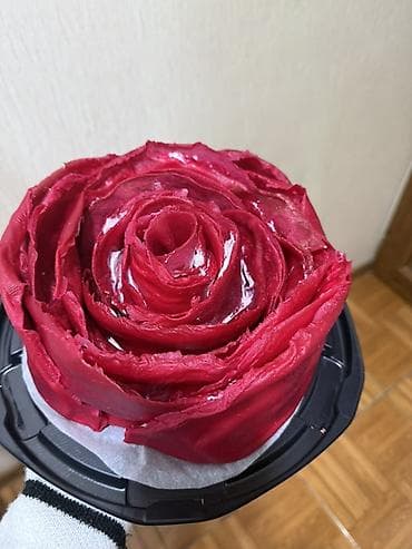 Qırmızı qızılgül formalı tort - Dizayn: Üst hissəsi qızılgül ləçəkləri