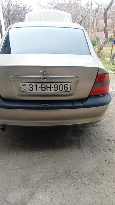 disk satışı: Opel Vectra sedan - Kuzov: 4 qapılı sedan, bej rəng - Mühərrik — 5