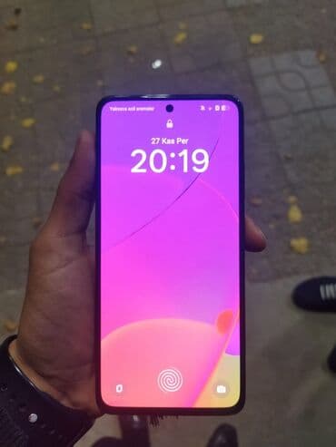 Smartfon – böyük tam ekran, mərkəzdə “punch‑hole” ön kamera və ekrana