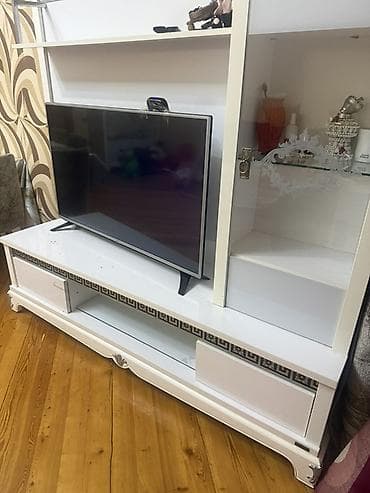 Ağ rəngli TV stendi və vitrinli divar modulu - Korpus: ağ laminat/MDF