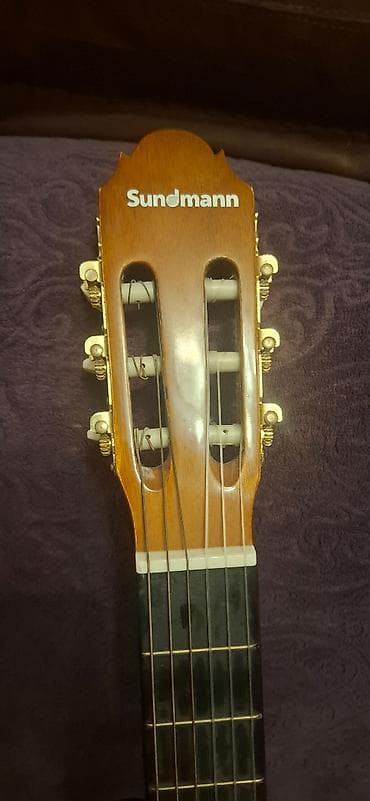 gitaraların qiyməti: Sundman firmasina aid olan klassik gitara.Çox az istifadə — 3