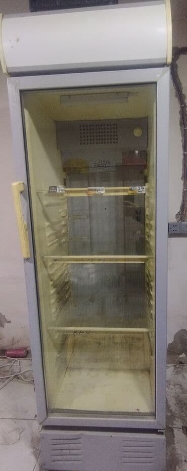 Dükan baglanildigi üçün satilir, işlək vəziyyətdədir Vitrin tipli