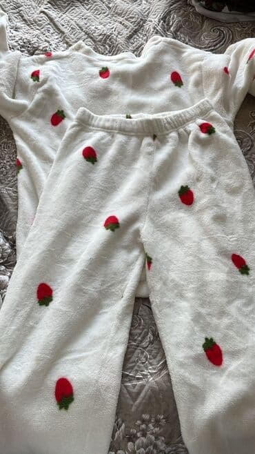son zəng yupkaları: Qadın pijama dəsti – yumşaq flis parça, ağ rəngdə, üzəri qırmızı — 1