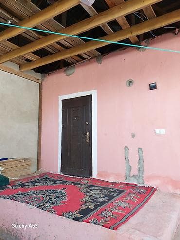 bakixanovda ev: Satılır: Həyət evi Xüsusiyyətlər: - Hündür, beton hasarla əhatəli — 4