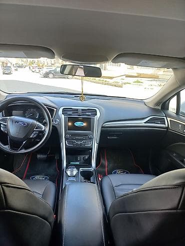 Ford Fusion sedan – ağ rəngdə, geniş və komfortlu salon