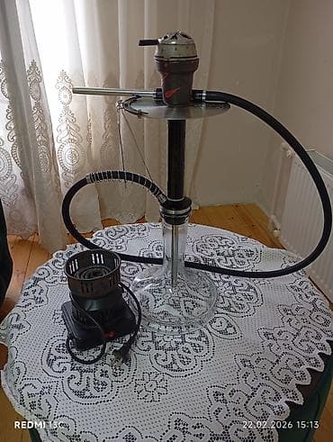 Kalyān dəsti - Şüşə kolba ilə metal gövdə, üstündə kömür üçün boşqab