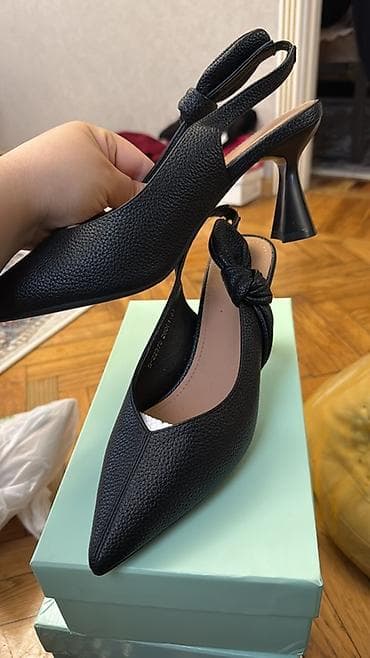 Ayaqqabi yenidir 40razmere uygundur 85_azna almisam cemi 1saatliq