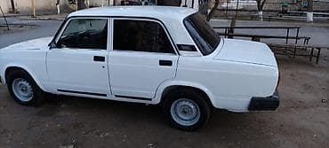 vaz 21 07: LADA 2107 – ağ rəngli sedan Xüsusiyyətlər: - Korpus: 4 qapılı sedan — 9