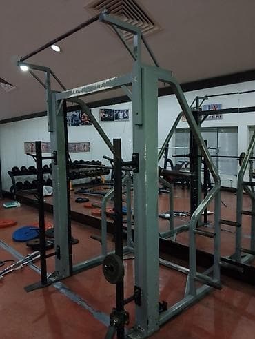 Çoxfunksiyalı güc qəfəsi (power rack) və Smith trenajoru kombinasiyası