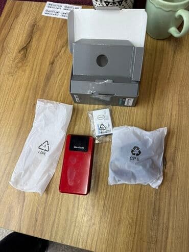 philips xenium x530: Xenium X600 model mobil telefon, qırmızı rəngdə, qapaqlı dizaynı ilə — 3