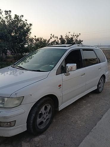 spoiler satisi: Mitsubishi Chariot Grandis, ağ rəng, 7 yerlik geniş salonlu miniven — 1
