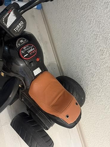 Uşaq üçün elektrik maşınları: Uşaq elektrik motosikleti – 3 təkərli - Rəng: qara gövdə, qızılı — 6