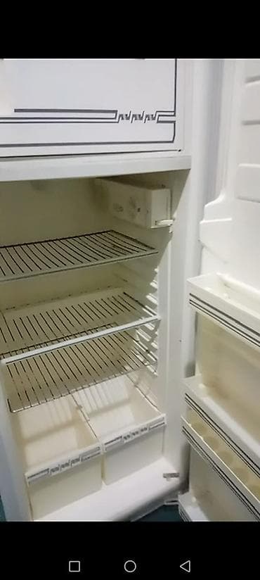 Audio: Ağ rəngli bir qapılı soyuducu. Xüsusiyyətlər: - Yuxarıda dondurucu — 4