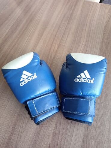 детские вратарские перчатки: Adidas boks əlcəkləri və MK Sports zərbə yastığı dəsti. Əlcəklər mavi — 2