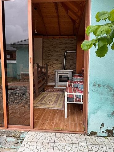 qobu ev: Dağlıq, yaşıllıqla əhatələnmiş həyət evi - Geniş daş döşəməli həyət — 4