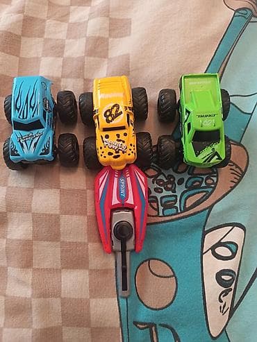 Salam oyuncaq maşın satılır kolleksiya üçündür qırıqı zad yoxdur