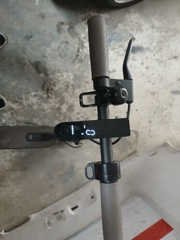 skuter almaq: Elektrik skuter – qara rəngdə, şəhər üçün kompakt model — 4