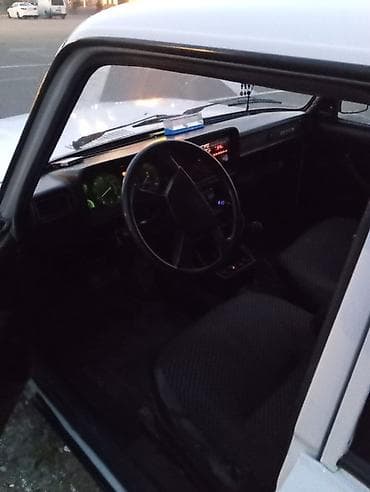 lada 011: VAZ 2107, sedan, ağ rəng. - 4 qapı, arxa ötürücülü klassik kuzov - — 6