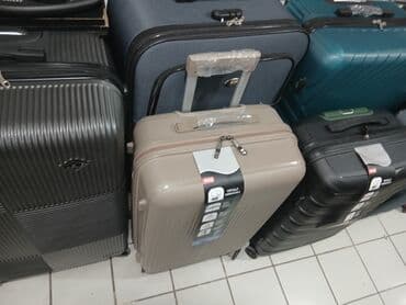 женские пластиковые чемоданы: Müxtəlif rənglərdə və ölçülərdə mövcud olan səyahət çemodanları. Bu — 2