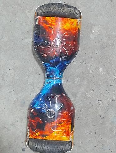 hover: Mavi və narıncı alov naxışlı hoverboard. Hər iki tərəfində ayaq qoymaq — 2