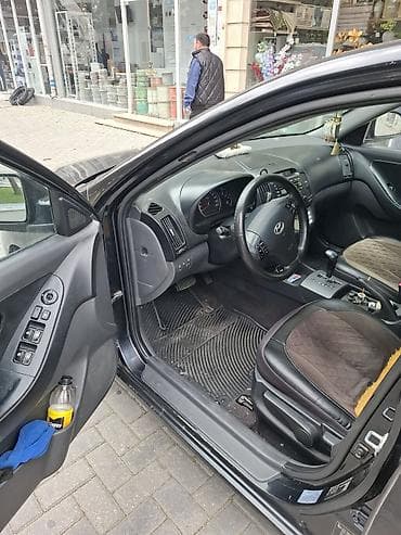 hyundai genesis: Hyundai Elantra sedan - Gövdə: 4 qapılı sedan, qara rəng - — 6