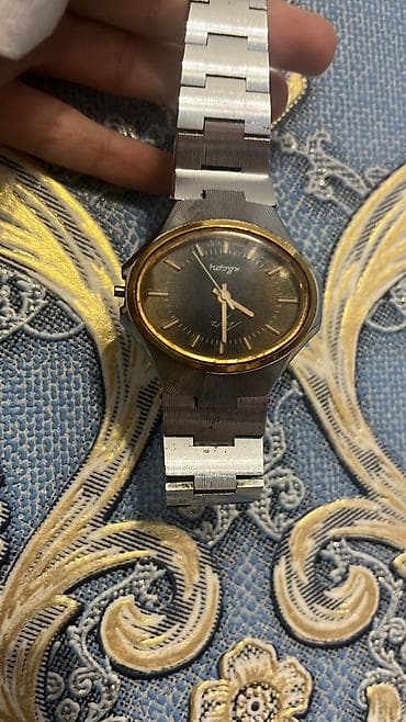 Saat Luch Quartz Caliber 1956 modeli olan, Sovet İttifaqında (SSRİ) — 2