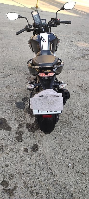 Nəqliyyat: TVS Apache RTR 160 4V motosiklet - Rəng: qara-ağ, idmançı qrafika ilə — 2