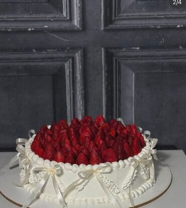 Müxtəlif giləmeyvələrlə bəzədilmiş, xüsusi günlər üçün nəzərdə