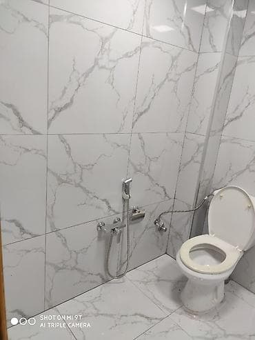 Mərmər naxışlı keramika plitələrlə tamamlanmış tam sanitar qovşaq