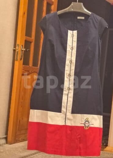 3 duymə koynək: Tünd göy rəngdə, qısaqol don. Ağ rəngli zolaq və düymələr donun ön — 1