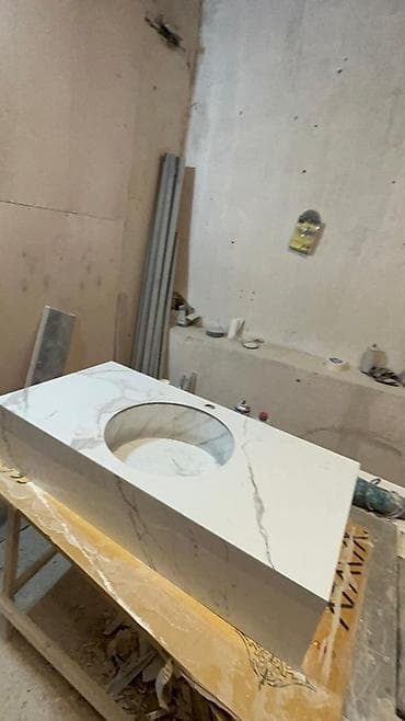 Mərmər teksturalı süni daşdan (akril/kuarz səth) hazırlanmış hamam — 9